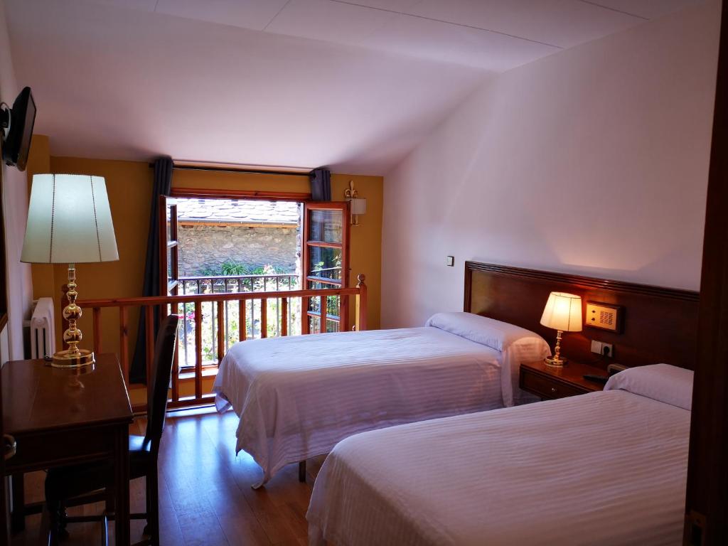 Postel nebo postele na pokoji v ubytování Hotel Santa Bàrbara De La Vall D'ordino