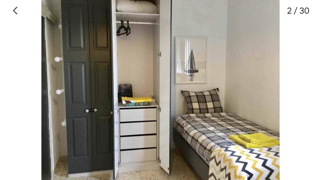 Dormitorio pequeño con cama y armario en 1 person Sea View Studio, en la escalera de San Andres, en Santa Cruz de Tenerife