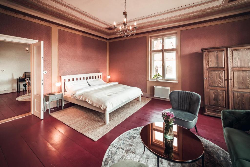 Łóżko lub łóżka w pokoju w obiekcie Lucerna - dům s duší Příbor