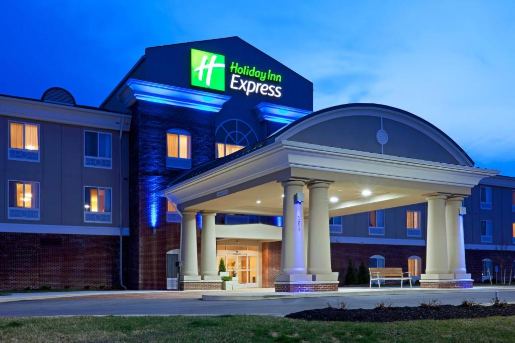 a hotel with a gazebo in front of a building at Holiday Inn Express Washington Court House by IHG in Washington Court House