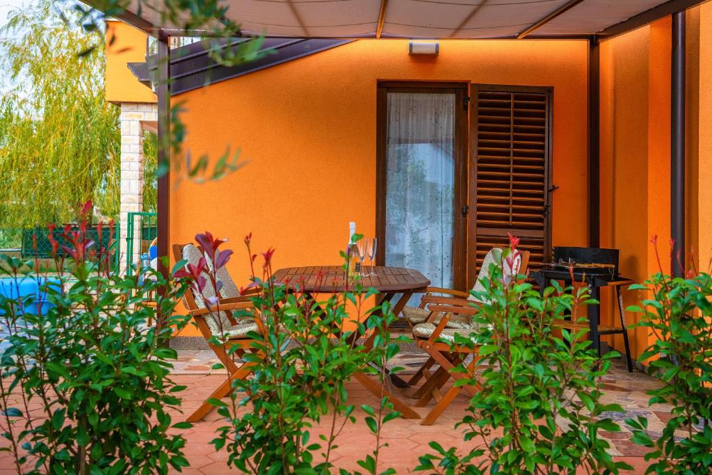 Zahrada ubytování Apartment Oliva with swimming pool