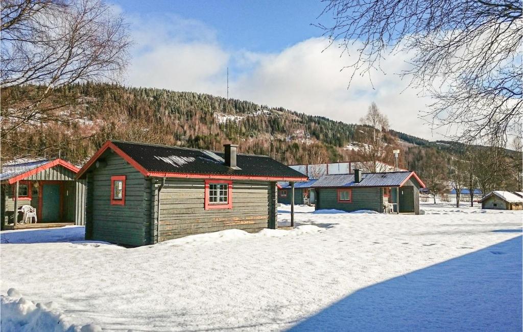 ein kleines Haus im Schnee mit einem Berg in der Unterkunft Nice Home In Sysslebck With Kitchenette in Sysslebäck