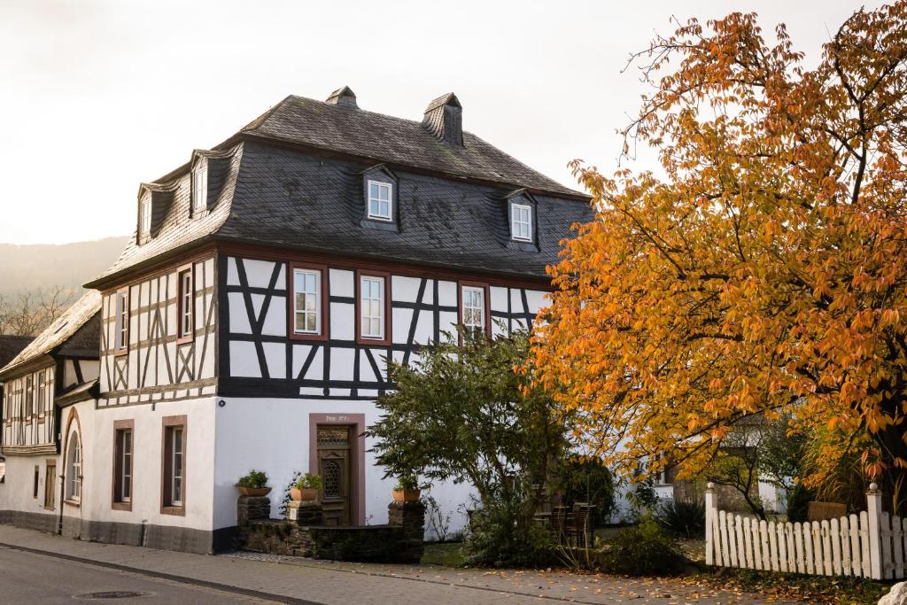 a black and white house with at Rißbacher Hof Mansarde anno 1737 in Traben-Trarbach