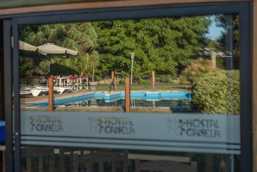 Bazén v ubytování Hostal Canela nebo v jeho okolí