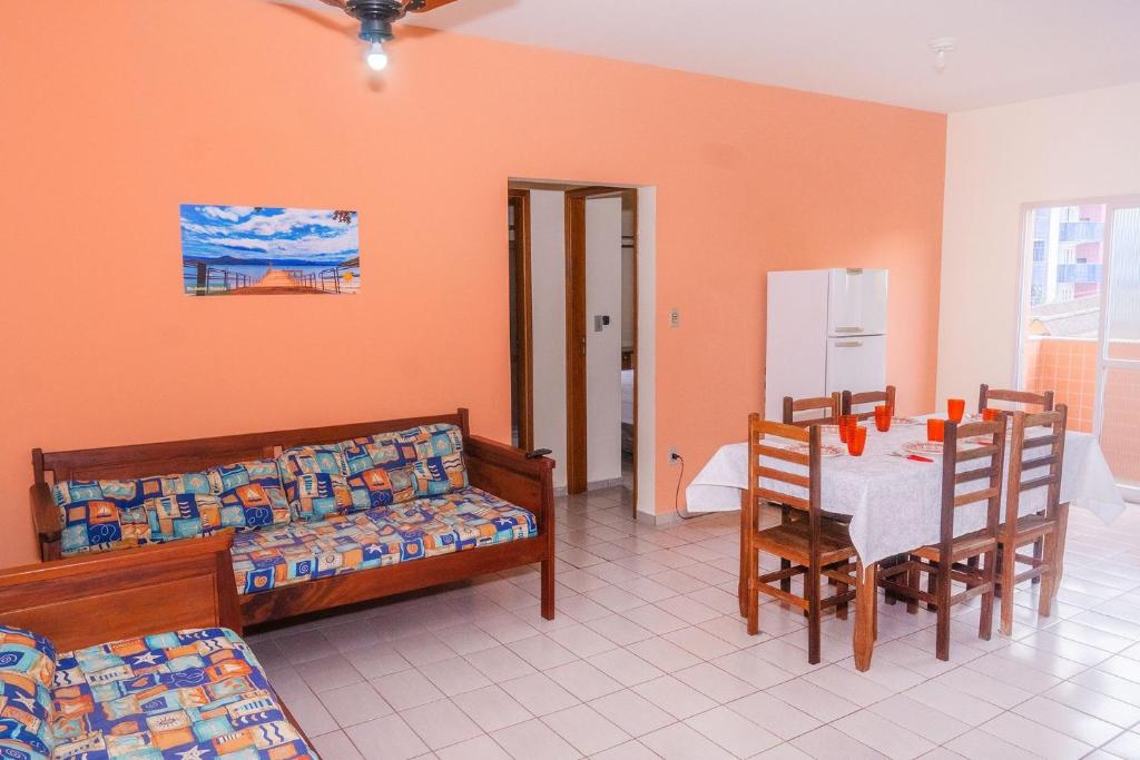 - un salon avec une table et un canapé dans l'établissement Apartamento Praia Grande Ubatuba 2 vagas garagem Internet WiFi, à Ubatuba