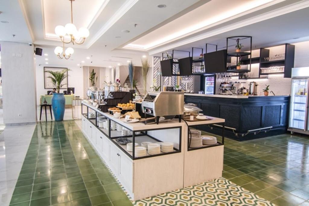 Kuchyň nebo kuchyňský kout v ubytování Jambuluwuk Thamrin Hotel