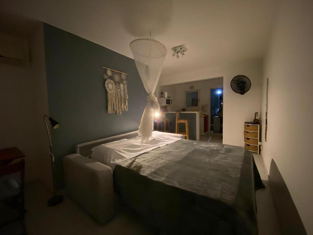 una camera da letto con un grande letto con rete di Superbe studio de standing à 800m de la mer des Caraïbes le hameau de beauregard sainte anne a Sainte-Anne