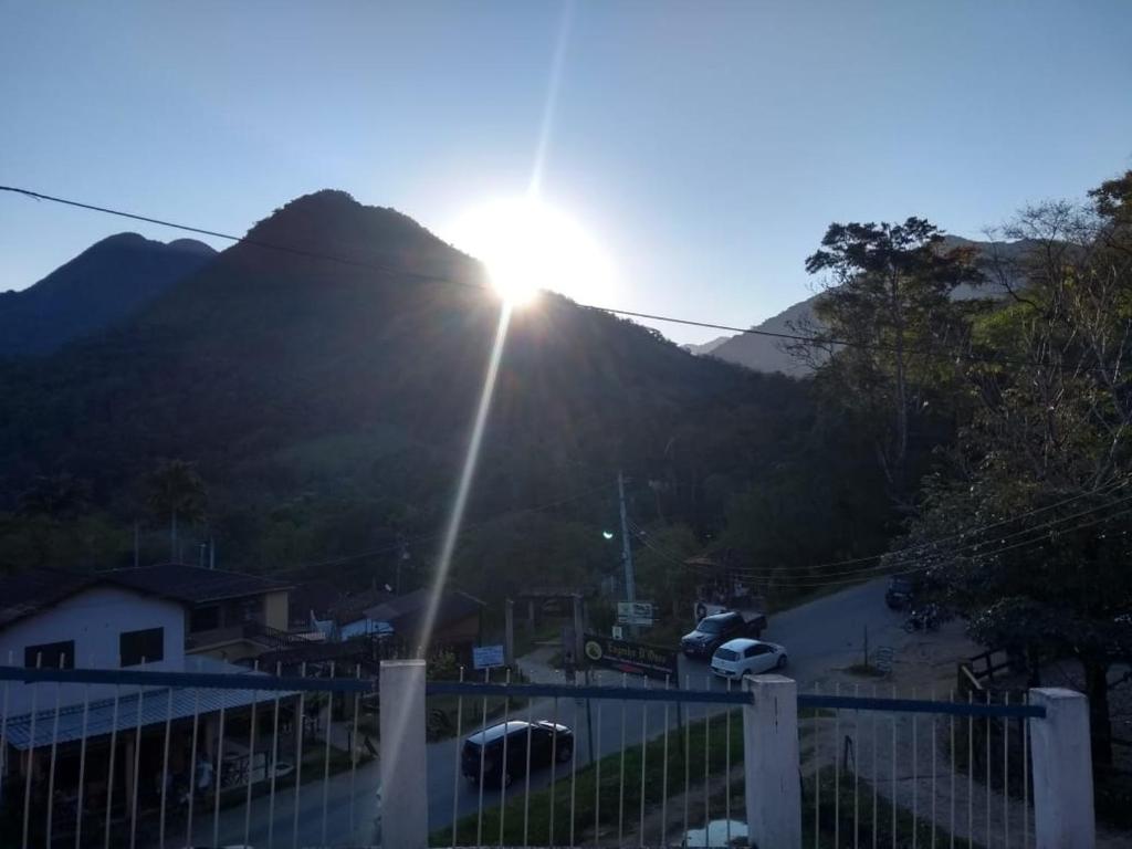 Blick auf einen Berg, der von der Sonne beschienen wird in der Unterkunft Cantinho do Aconchego in Paraty
