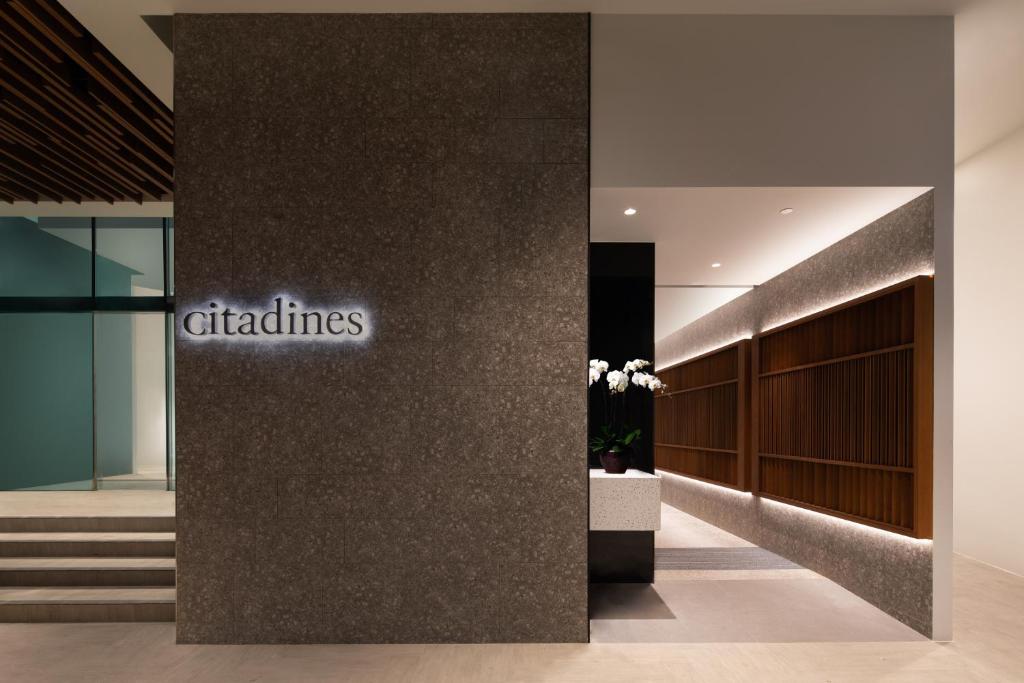 Chứng chỉ, giải thưởng, bảng hiệu hoặc các tài liệu khác trưng bày tại Citadines Rochor Singapore