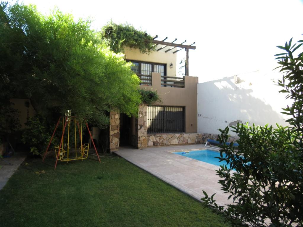 a house with a swimming pool in the yard at Quinta Montaña - Casa entera grupo o familia 8-10 personas - céntrica, piscina - Todas las comodidades! in Mendoza