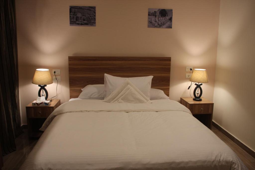 Postel nebo postele na pokoji v ubytování Farida Pyramids Boutique Hotel