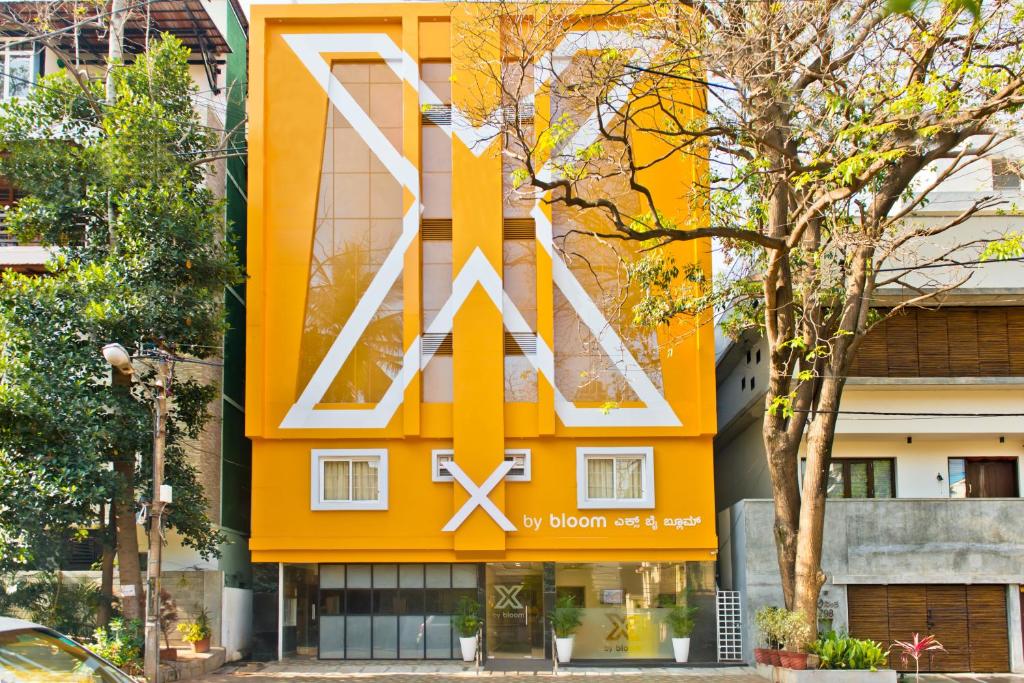 um edifício laranja com um grande sinal X em X by Bloom l Indiranagar em Bangalore