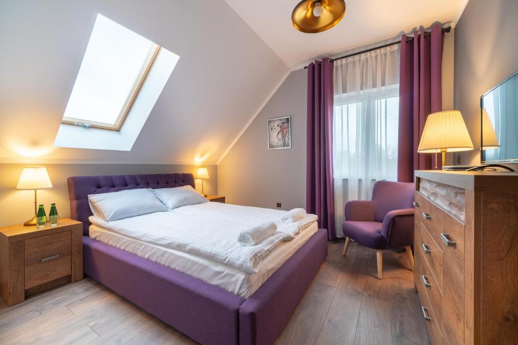 Un pat sau paturi într-o cameră la ViewMountain - Apartamenty Cieplice