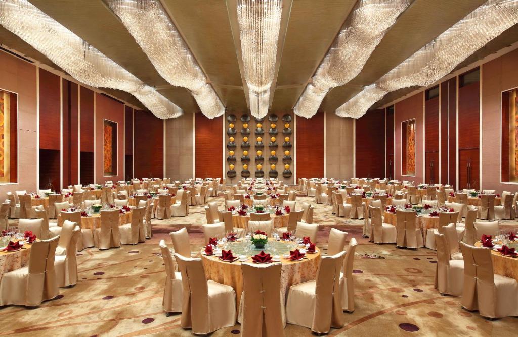 Restaurace v ubytování Intercontinental Shenzhen Dameisha Resort by IHG