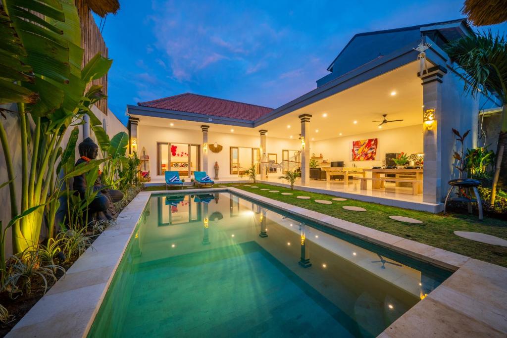a swimming pool in the backyard of a house at Luxury Villa Summerlin in Canggu