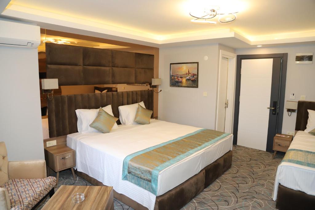 Postel nebo postele na pokoji v ubytování Grand Kavi Hotel