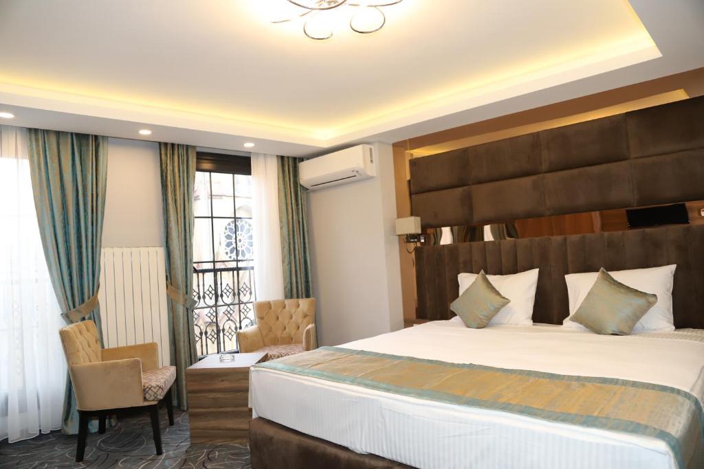 Postel nebo postele na pokoji v ubytování Grand Kavi Hotel
