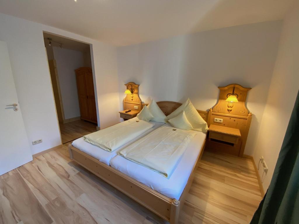 Postel nebo postele na pokoji v ubytování Hotel Lobmeyer