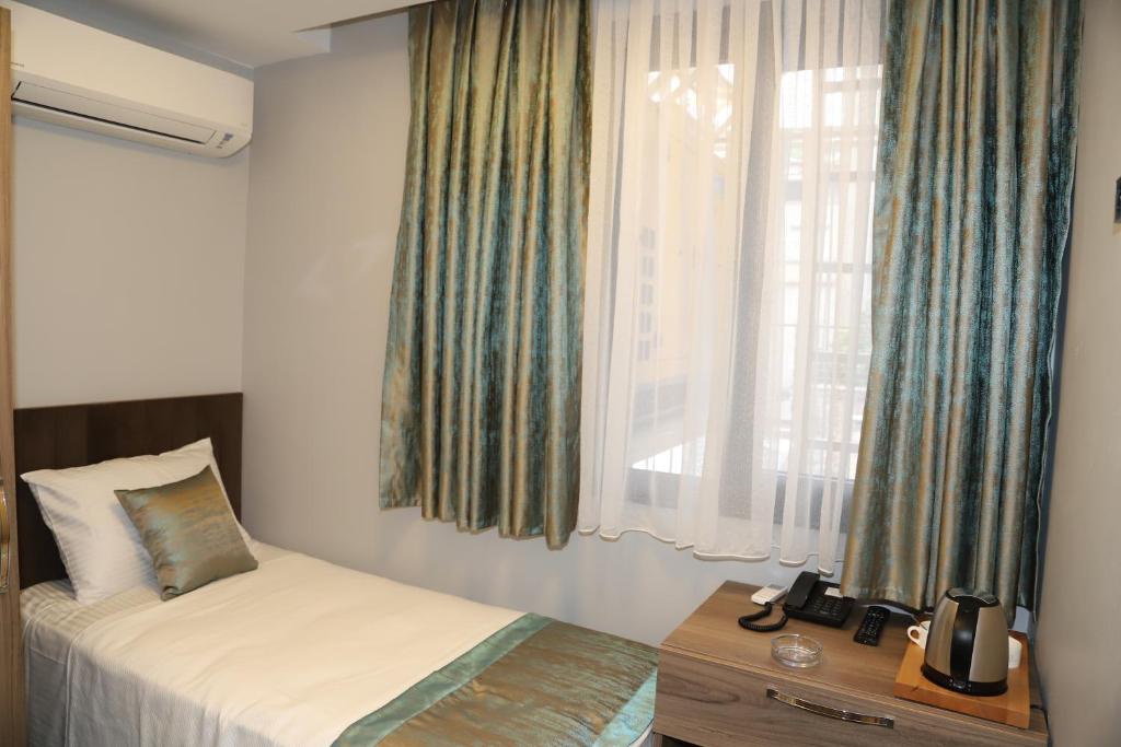 Postel nebo postele na pokoji v ubytování Grand Kavi Hotel
