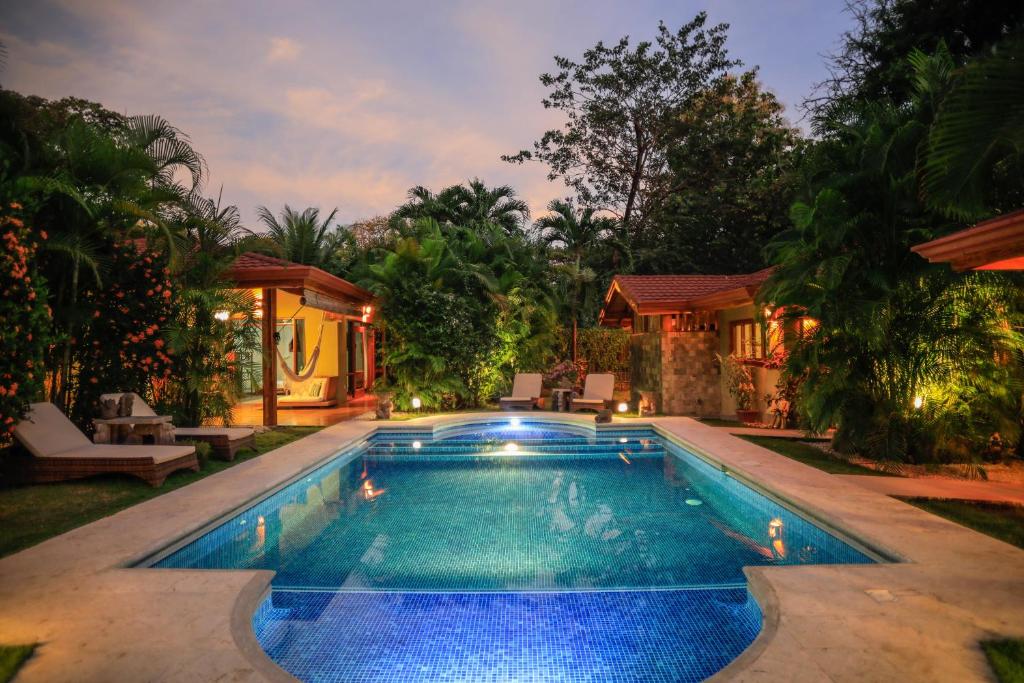 una piscina en el patio trasero de una casa en Villas Santa Teresa, en Santa Teresa Beach