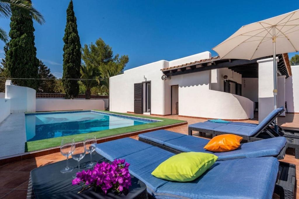 a backyard with a swimming pool and a villa at Villa Ca Daniela in San Antonio