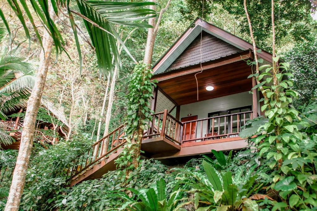 奥南海滩The Vatika Resort and Spa的丛林中的树屋 - 带阳台
