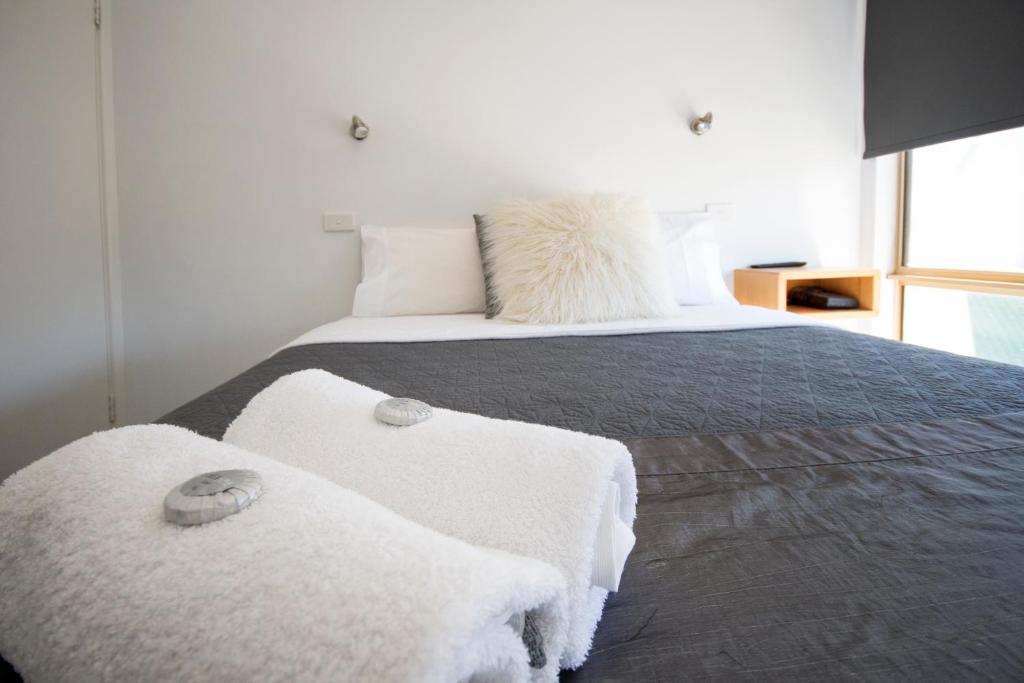 Ein Bett oder Betten in einem Zimmer der Unterkunft Archipelago Apartments Esperance