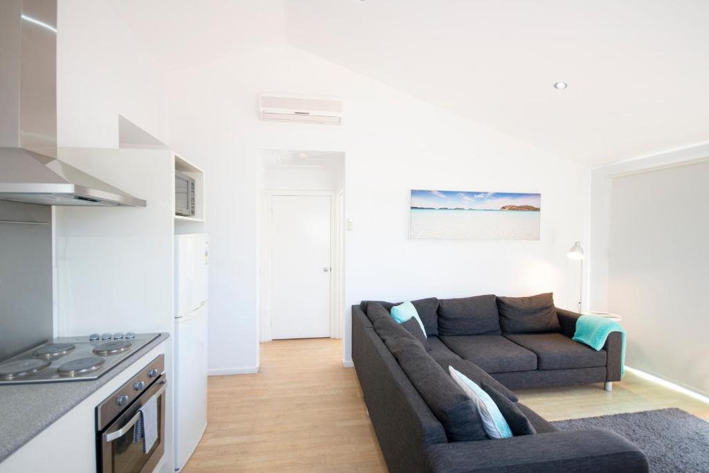 Ein Sitzbereich in der Unterkunft Archipelago Apartments Esperance