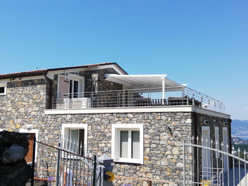 ein Steinhaus mit Balkon darüber in der Unterkunft New penthouse - Cinque Terre, Tuscany, Liguria, Lerici #4 in Lerici