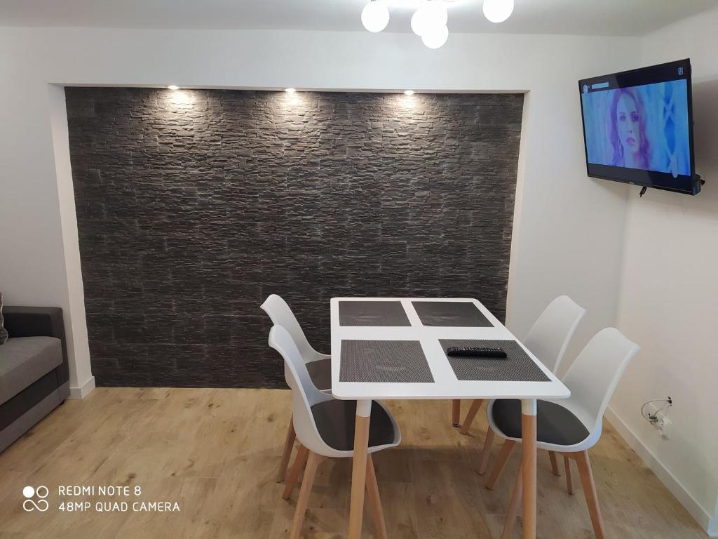 TV a/nebo společenská místnost v ubytování Apartamenty przy Świerku
