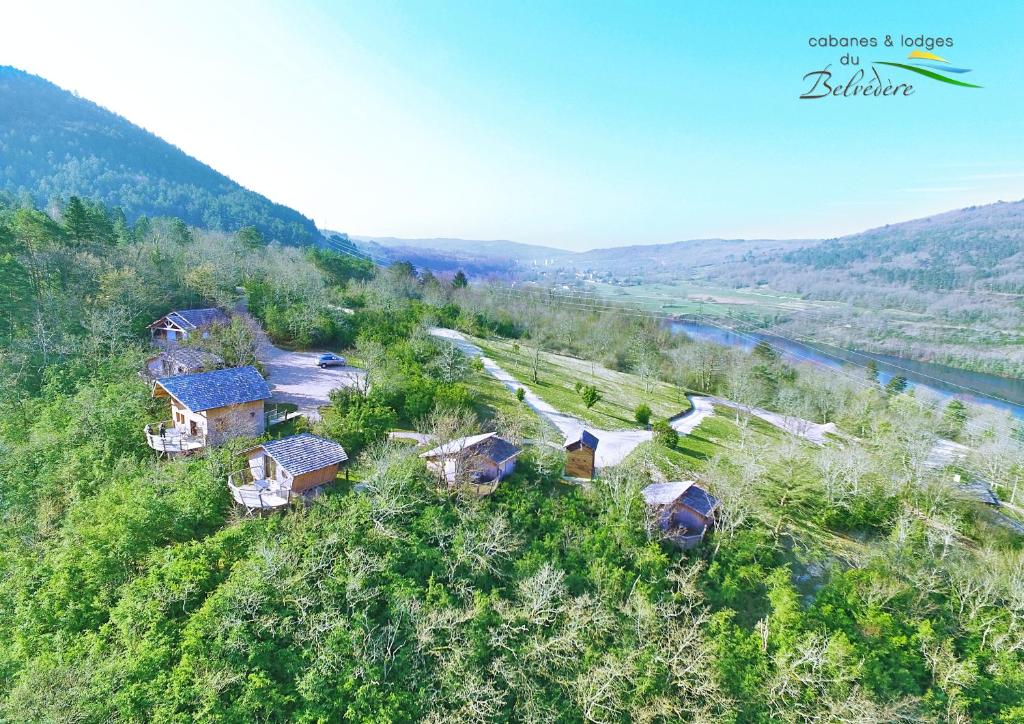 una vista aérea de una casa en una colina junto a un río en Cabanes et Lodges du Belvedere, en Serrières-sur-Ain
