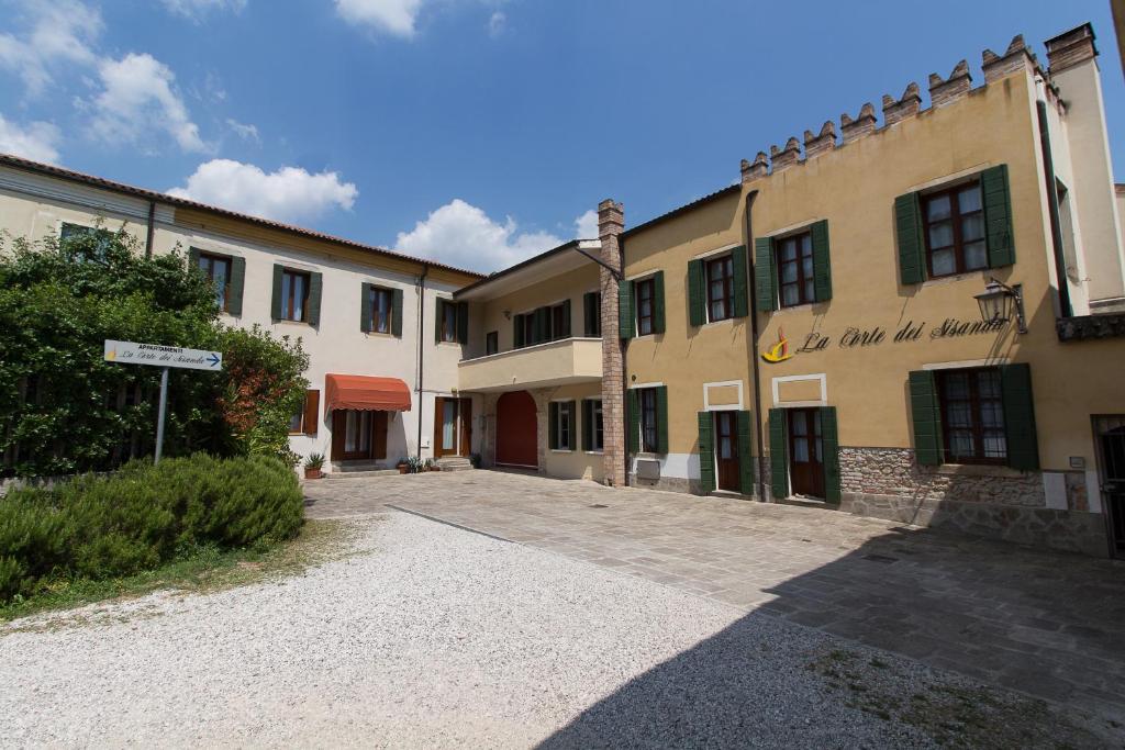 un cortile vuoto di un edificio con un cartello sopra di Corte dei Sisanda1 a Galzignano