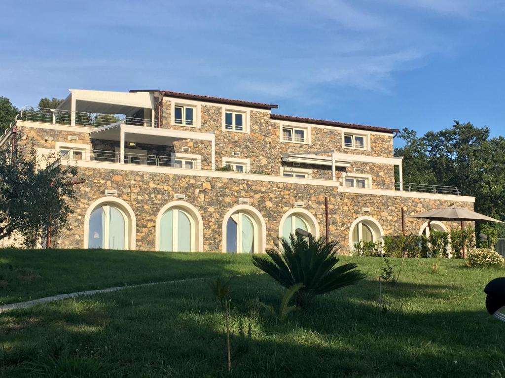 ein großes Backsteingebäude auf einem üppigen grünen Feld in der Unterkunft Cinque Terre, Tuscany, Liguria, Lerici #5 in Lerici