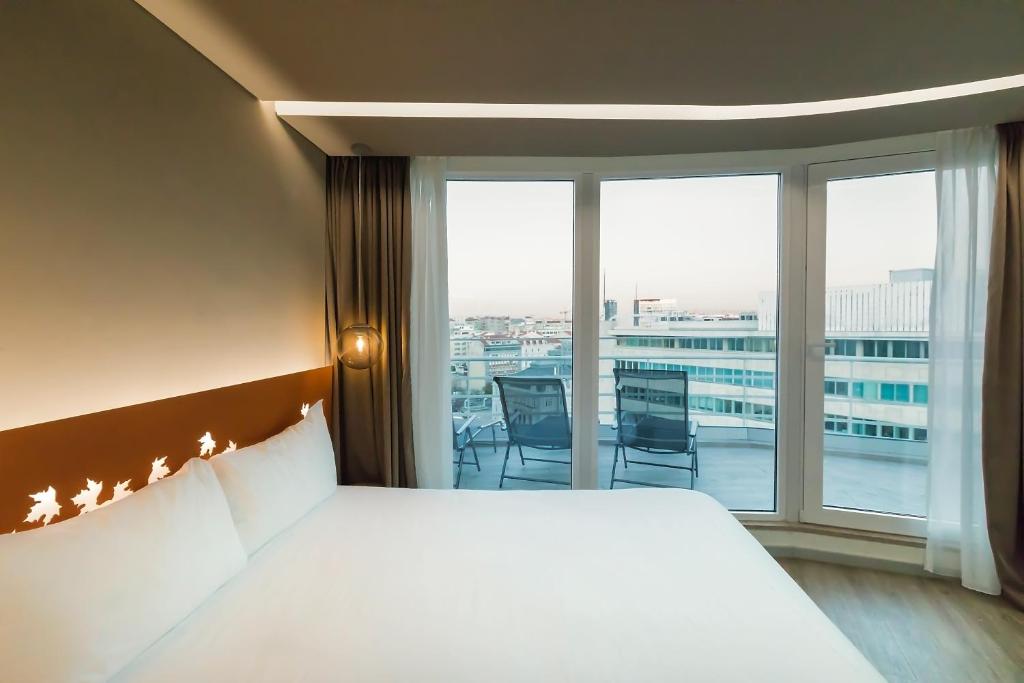Ibis Styles Lisboa Centro Marquês de Pombal photo