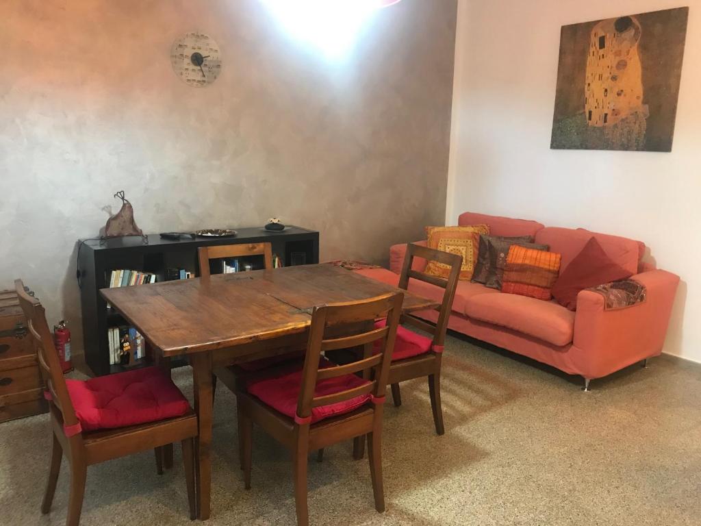 uma sala de estar com uma mesa e um sofá em Domus Zoe em Forte dei Marmi