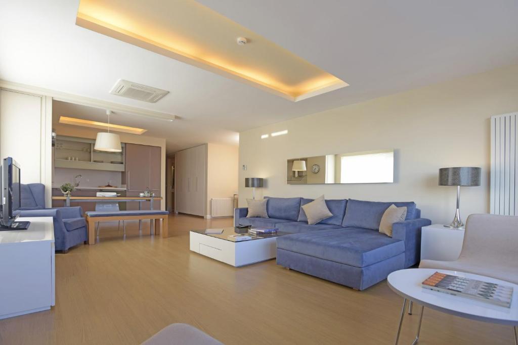 a living room with a blue couch and a table at Cheya Residence Nisantasi in Istanbul