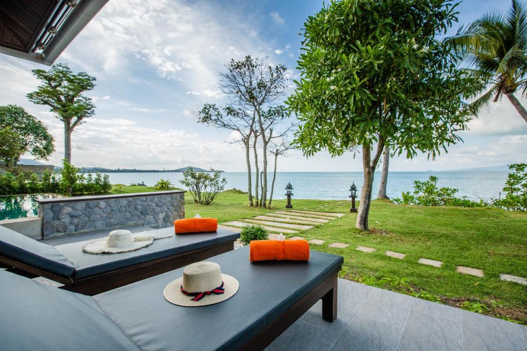 uma sala de estar com um sofá e vista para o oceano em 2H RESORT KOH SAMUI em Koh Samui