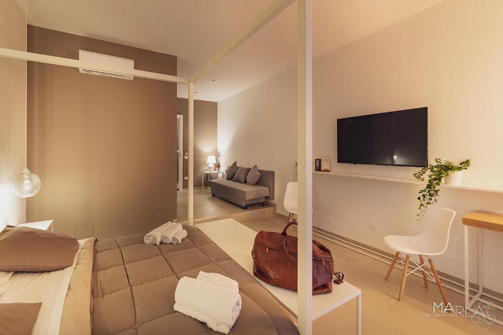 Televízia a/alebo spoločenská miestnosť v ubytovaní Marla's boutique rooms