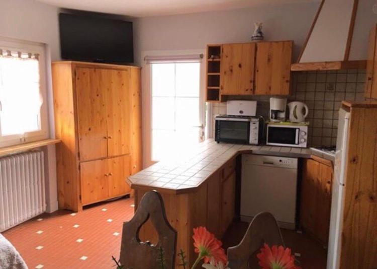 uma cozinha com armários de madeira e uma bancada em Appartement été et hiver 1 à 5 pers. Cauterets em Cauterets