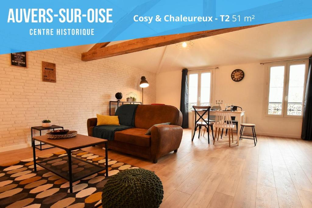 sala de estar con sofá y mesa en LE TOIT D'AUVERS - T2- 2e étage, en Auvers-sur-Oise
