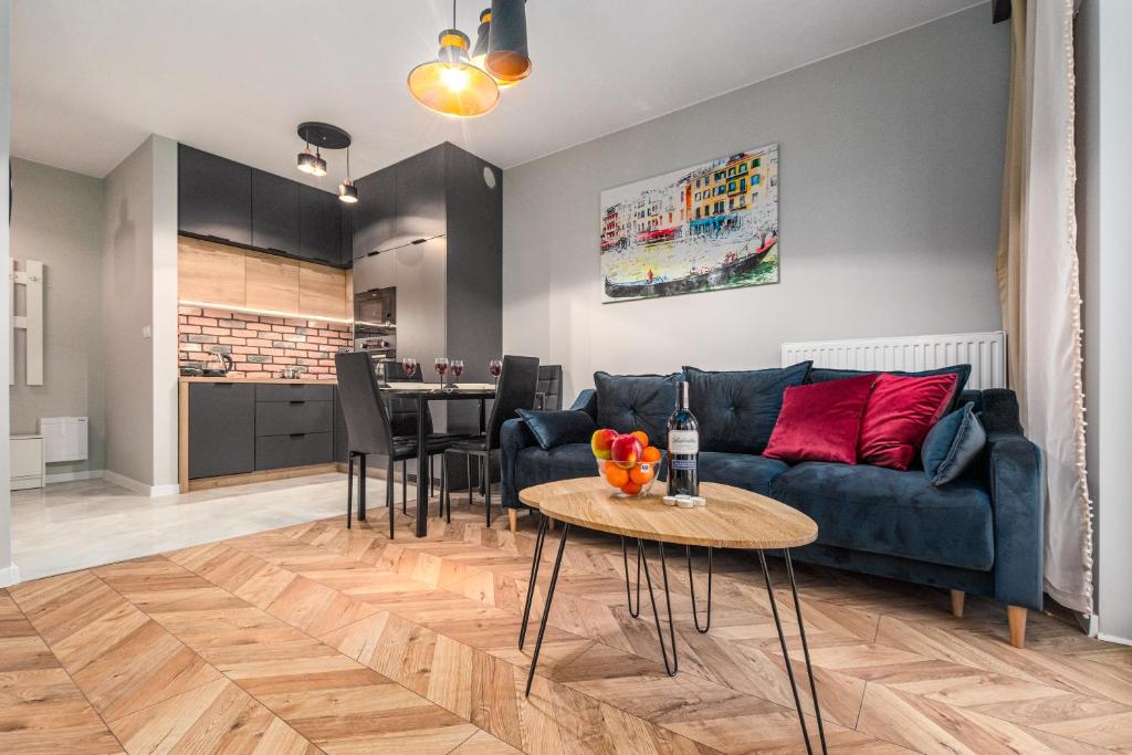 - un salon avec un canapé et une table dans l'établissement Apartments Warsaw Markowska by Renters, à Varsovie