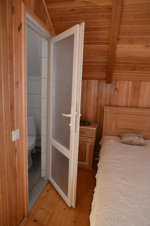 Postel nebo postele na pokoji v ubytování Котедж Соняшник