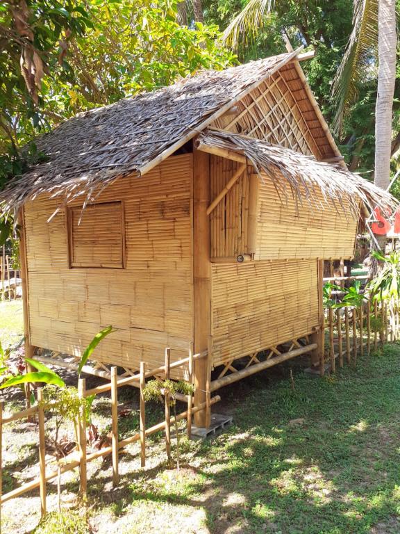 Cabaña de madera pequeña con techo de paja en Bamboo Bungalow Baan Tai Phangan, en Baan Tai