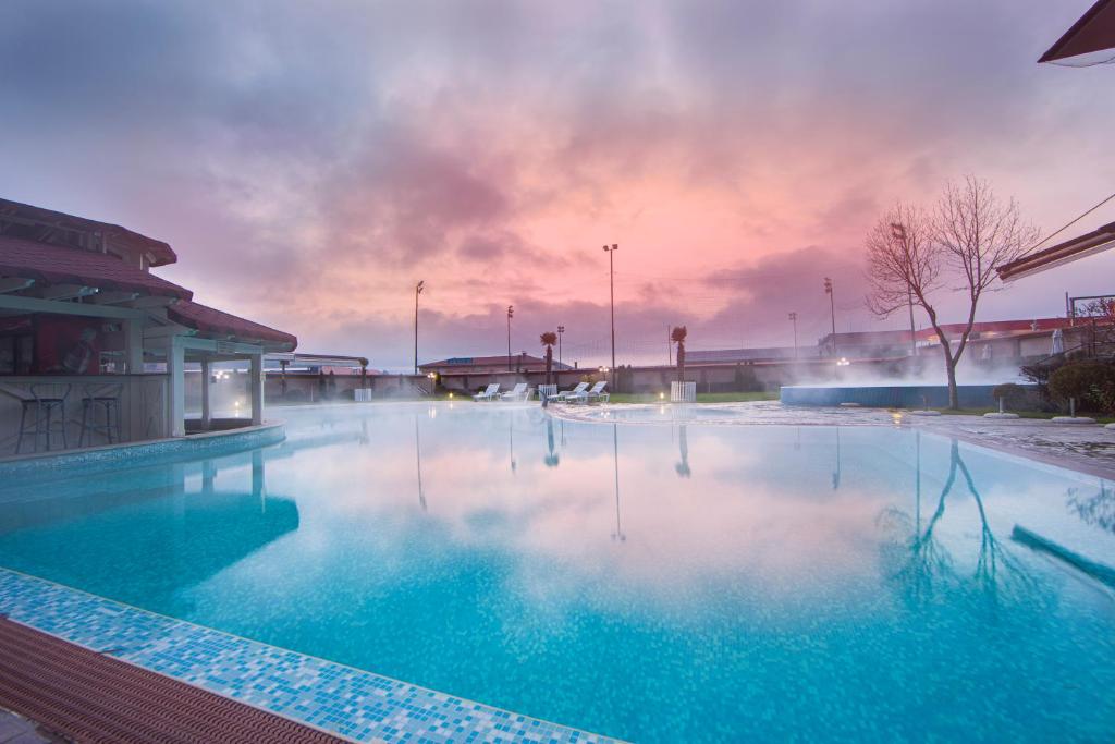 Bazén v ubytování Spa Hotel Ezeretz Blagoevgrad nebo v jeho okolí