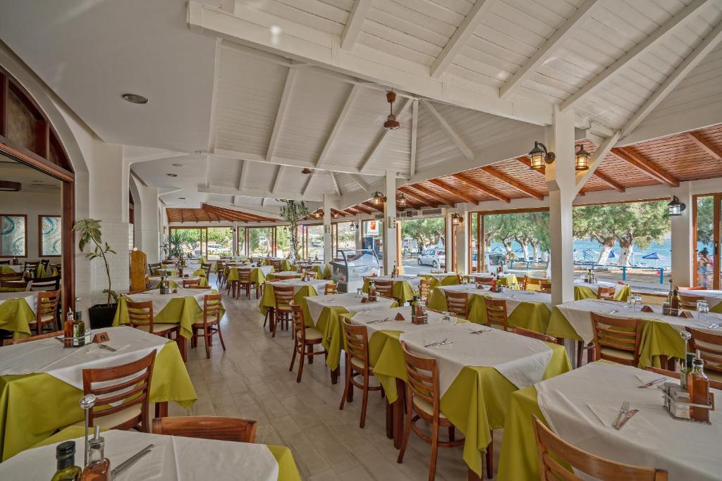 Reštaurácia alebo iné gastronomické zariadenie v ubytovaní Alianthos Beach Hotel