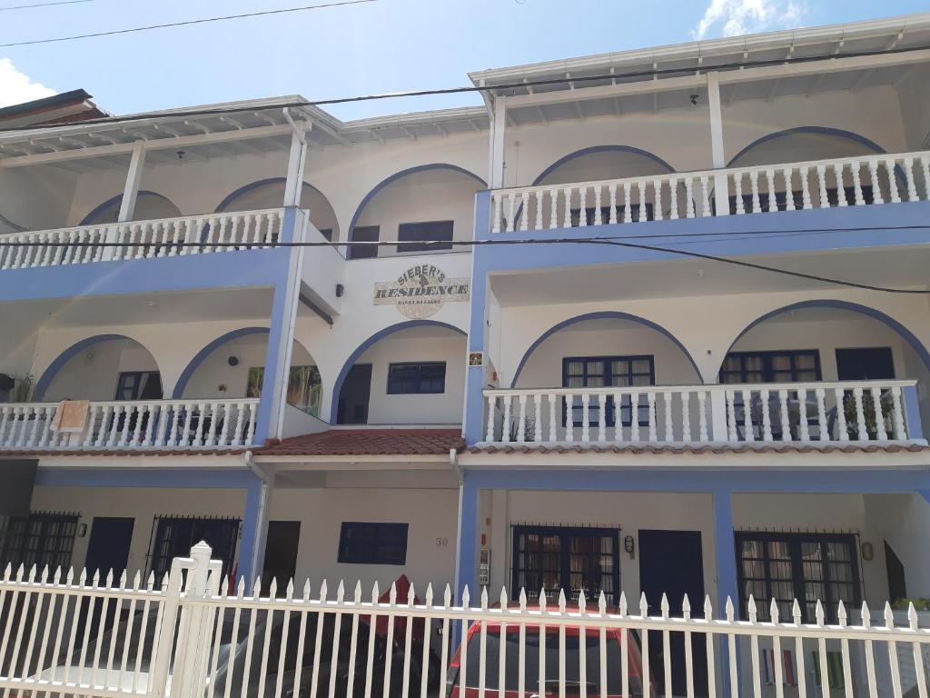 un edificio blanco con una valla blanca delante de él en Sieber's Residence, en Florianópolis