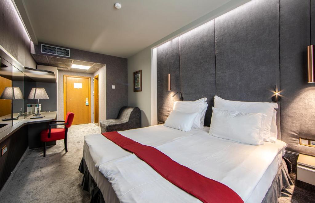 Postel nebo postele na pokoji v ubytování Spa Hotel Ezeretz Blagoevgrad