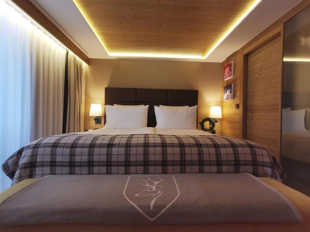 Postel nebo postele na pokoji v ubytování Hôtel de Rougemont & Spa
