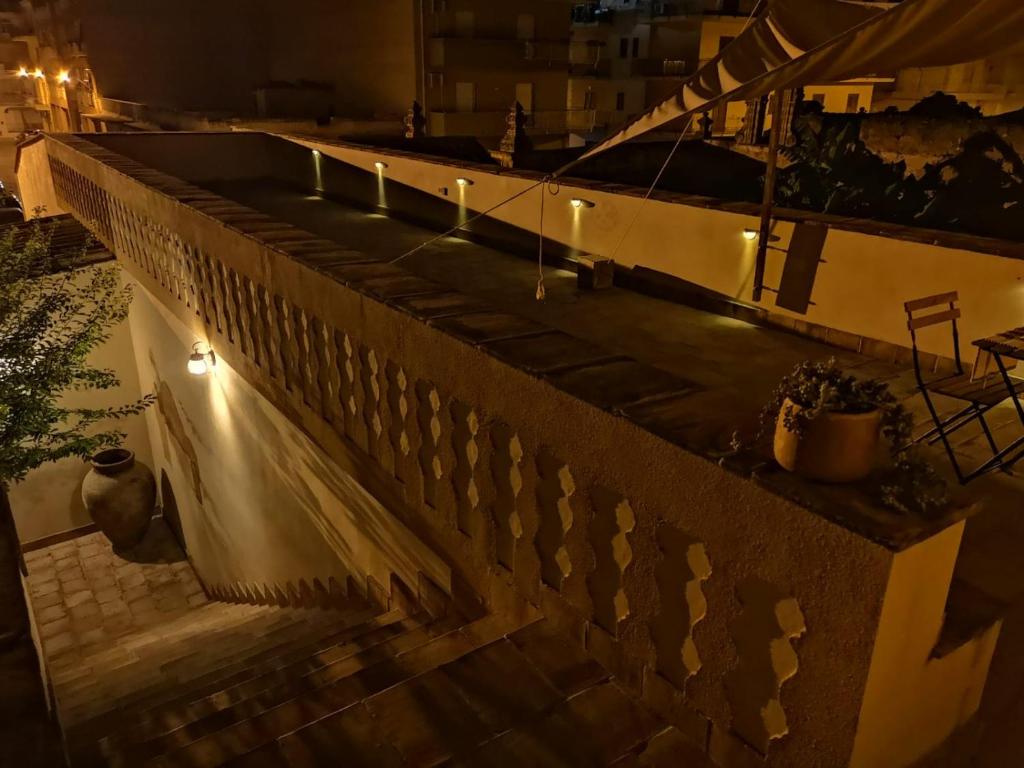 uma ponte com luzes acesas à noite em appartamentino in villa settecentesca em Bagheria