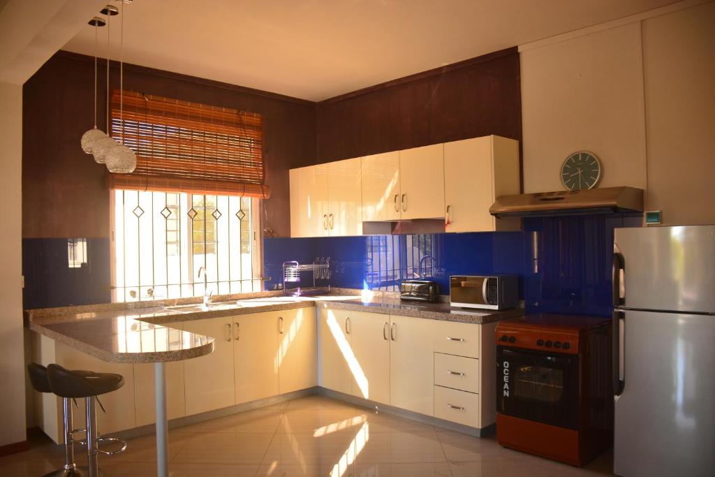 Kuchyň nebo kuchyňský kout v ubytování SAHDEV GOHIN VILLA
